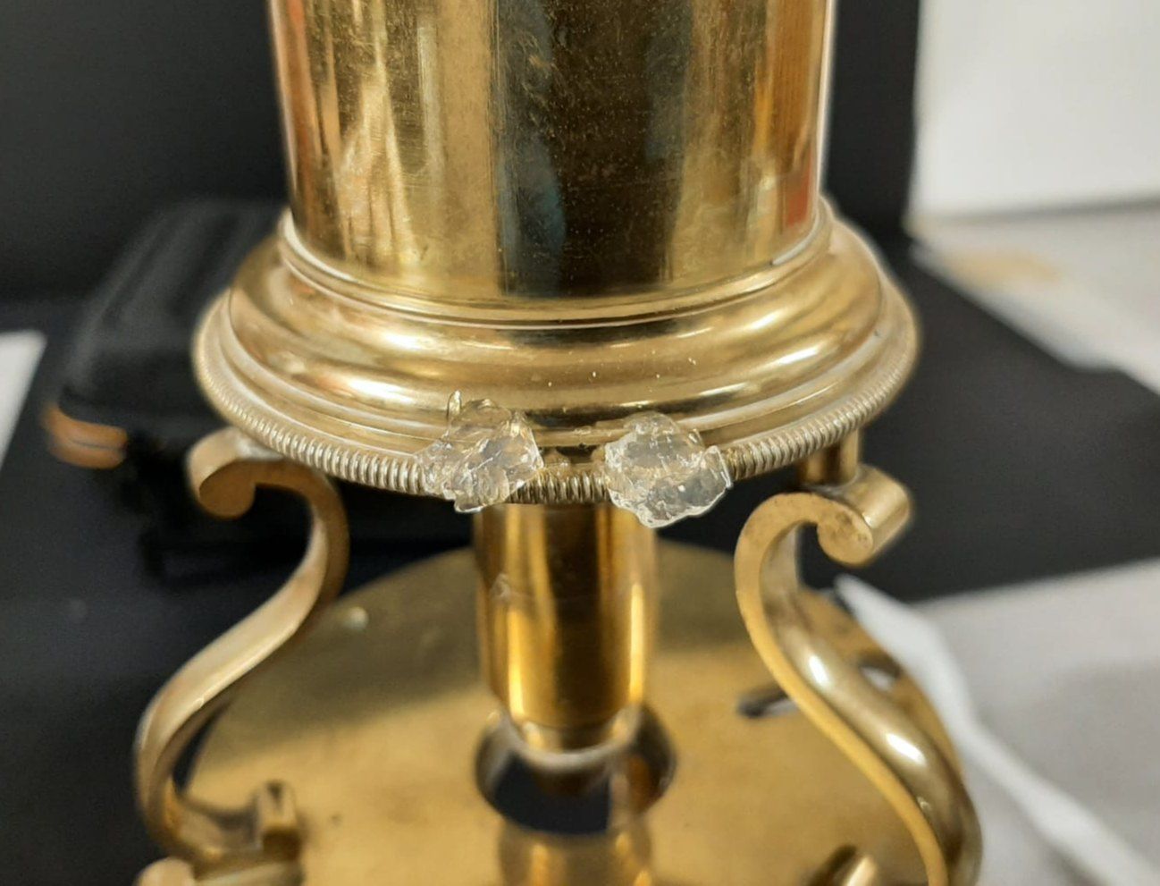 Pied en laiton d’un microscope ancien