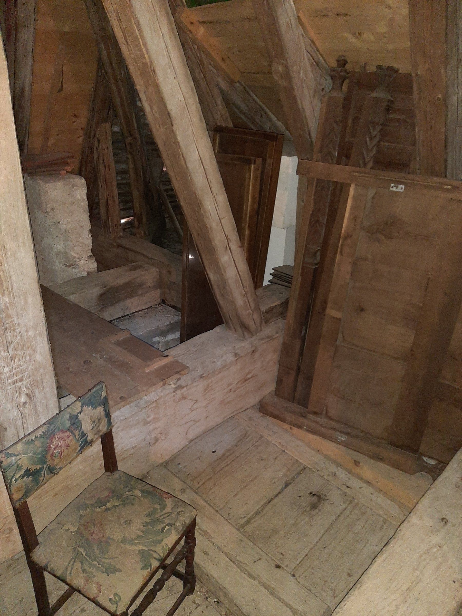 Escalier en bois dans les combles d’un château