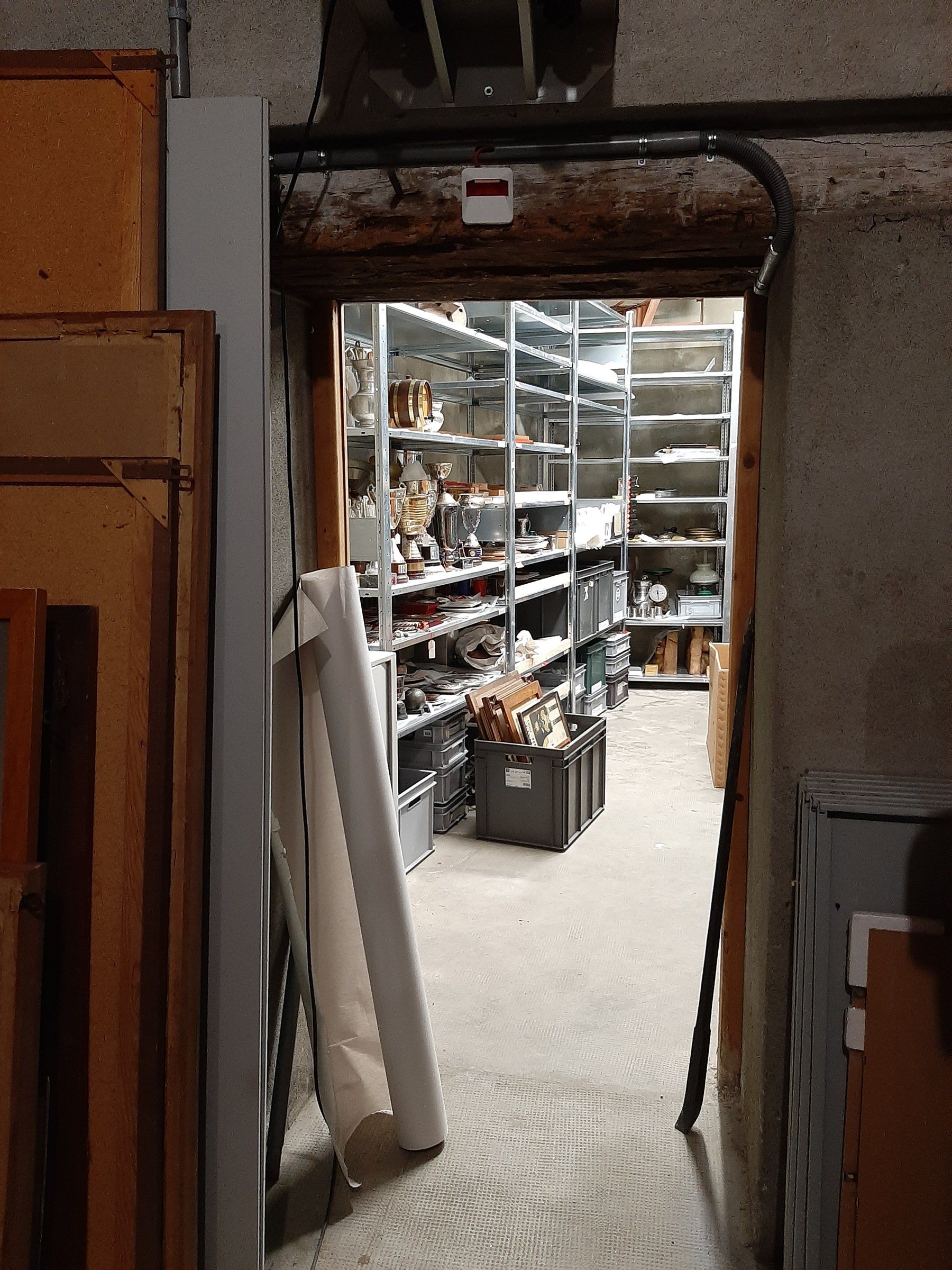 Réserve de collection vue depuis une porte