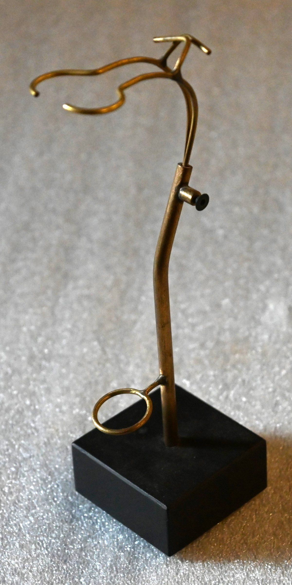 Support sur mesure en laiton sur un socle noir